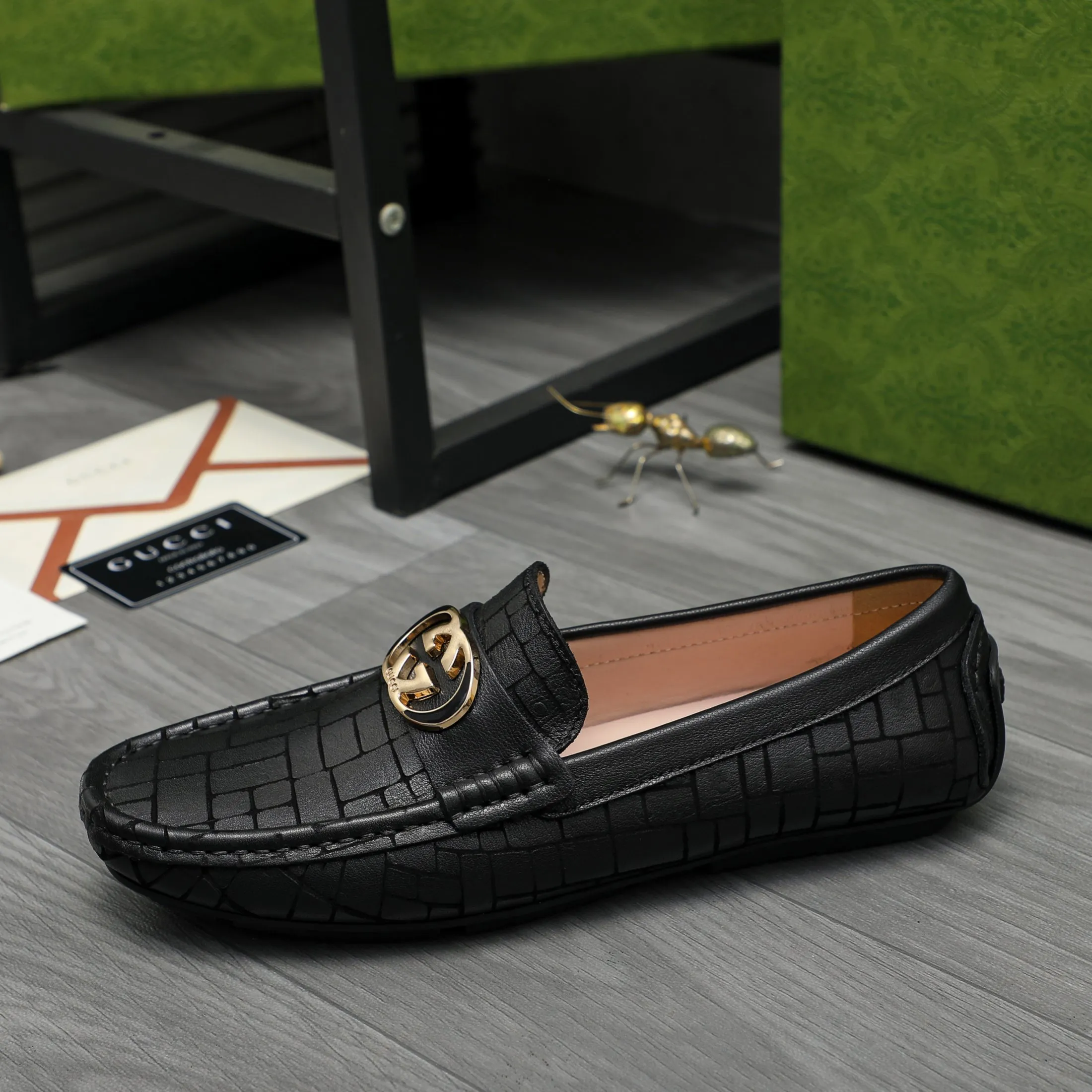 P380 Product trademark: GUCCI "Gucci" casual slip-on men's shoes Regular size: 38-45 Product material: Selected embossed stone grain cowhide upper, sheepskin lining, rubber outsole